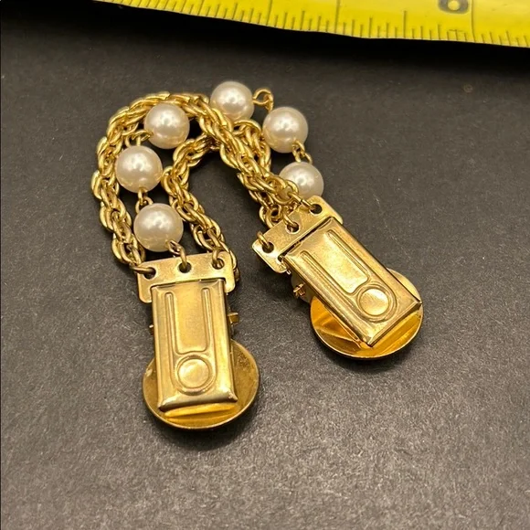 Vintage faux pearl sweater clip - Picture 3 of 3